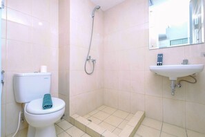 Lejlighed | Badeværelse | Bruser, gratis toiletartikler, håndklæder