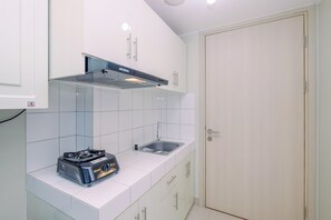 Lejlighed | Privat køkken | Køleskab, køkkentøj/tallerkener/redskaber