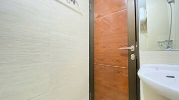 Apartment, 2 Bedrooms | Bilik Mandi | Pancuran mandi, kelengkapan dandanan diri percuma, tuala disediakan