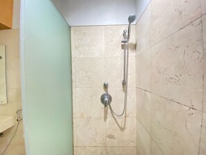 Departamento, 2 habitaciones | Baño | Regadera, amenidades de baño gratuitas, toallas, shampoo