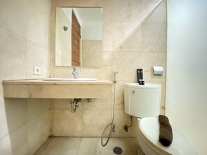 Appartement, 2 chambres | Salle de bain | Douche, articles de toilette gratuits, serviettes fournies, shampoing