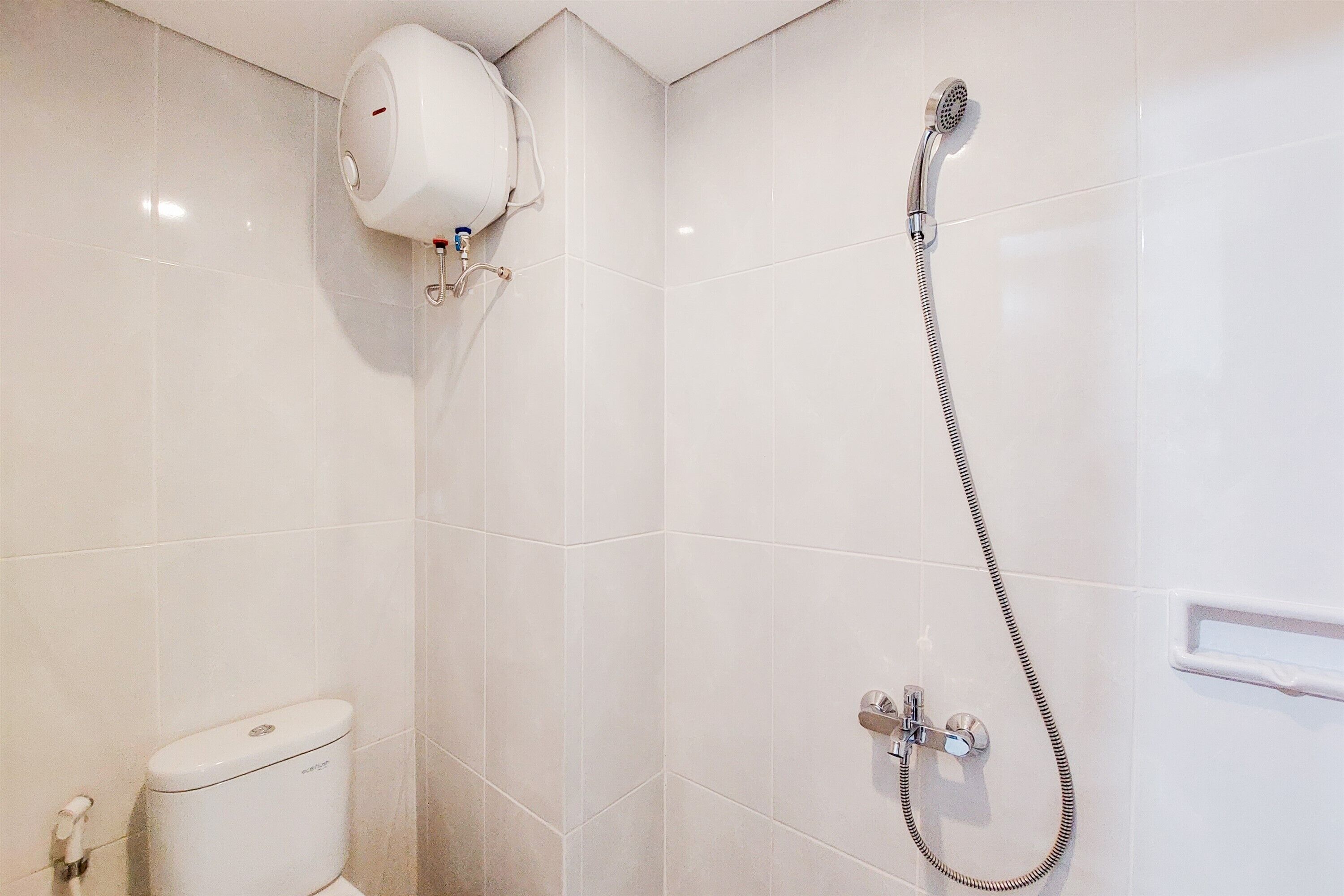 Apartment, 2 Bedrooms | Bathroom | Shower, free toiletries, towels, shampoo