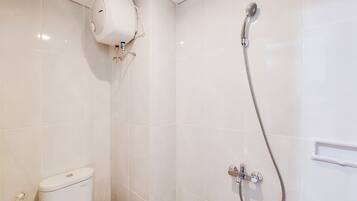 Apartment, 2 Bedrooms | Bathroom | Shower, free toiletries, towels, shampoo