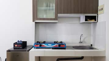 Apartment, 1 Bedroom | Private kitchen | Fridge, cookware/dishes/utensils