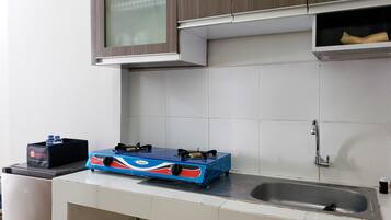 Apartment, 1 Bedroom | Private kitchen | Fridge, cookware/dishes/utensils