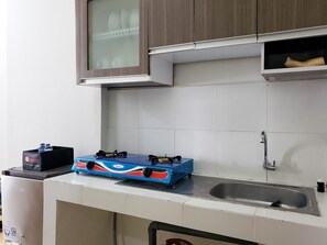 Appartement, 1 chambre | Cuisine privée | Réfrigérateur, batterie de cuisine, vaisselle et ustensiles