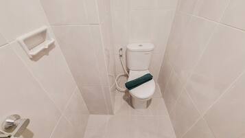 Apartment, 2 Bedrooms | Bathroom | Shower, free toiletries, towels, shampoo