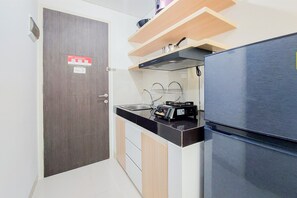 Apartment, 2 Bedrooms | Private kitchen | Fridge, stovetop, electric kettle, cookware/dishes/utensils - Comfy And Minimalist Studio At Serpong Garden Apartment (Cisauk)