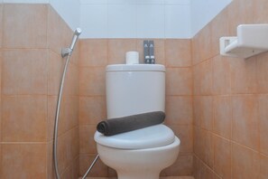 Appartement, 2 slaapkamers | Badkamer | Een douche, gratis toiletartikelen, handdoeken
