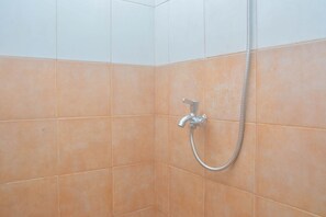 Douche, articles de toilette gratuits, serviettes fournies