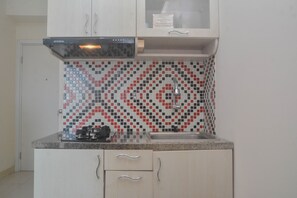 Appartement, 2 slaapkamers | Privékeuken | Een koelkast, kookgerei, borden en bestek