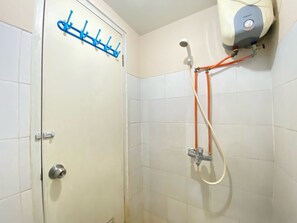 Căn hộ, 2 phòng ngủ | Phòng tắm | Buồng tắm vòi sen, đồ dùng nhà tắm miễn phí, khăn tắm