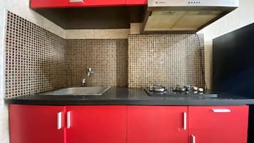 Căn hộ, 2 phòng ngủ | Bếp riêng | Tủ lạnh, bếp nấu, dụng cụ nấu nướng/bát dĩa/dao nĩa, bàn ăn
