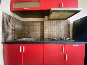 Apartemen, 2 kamar tidur | Dapur pribadi | Lemari es, kompor, peralatan masak/sendok-piring, dan meja makan