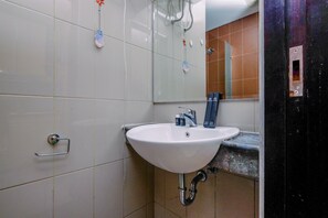 Appartement, 1 slaapkamer | Badkamer | Een douche, gratis toiletartikelen, handdoeken