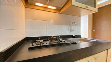 Apartment, 3 Bedrooms | Private kitchen | Fridge, cookware/dishes/utensils