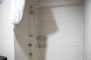 Appartement, 2 slaapkamers | Badkamer | Een douche, gratis toiletartikelen, handdoeken