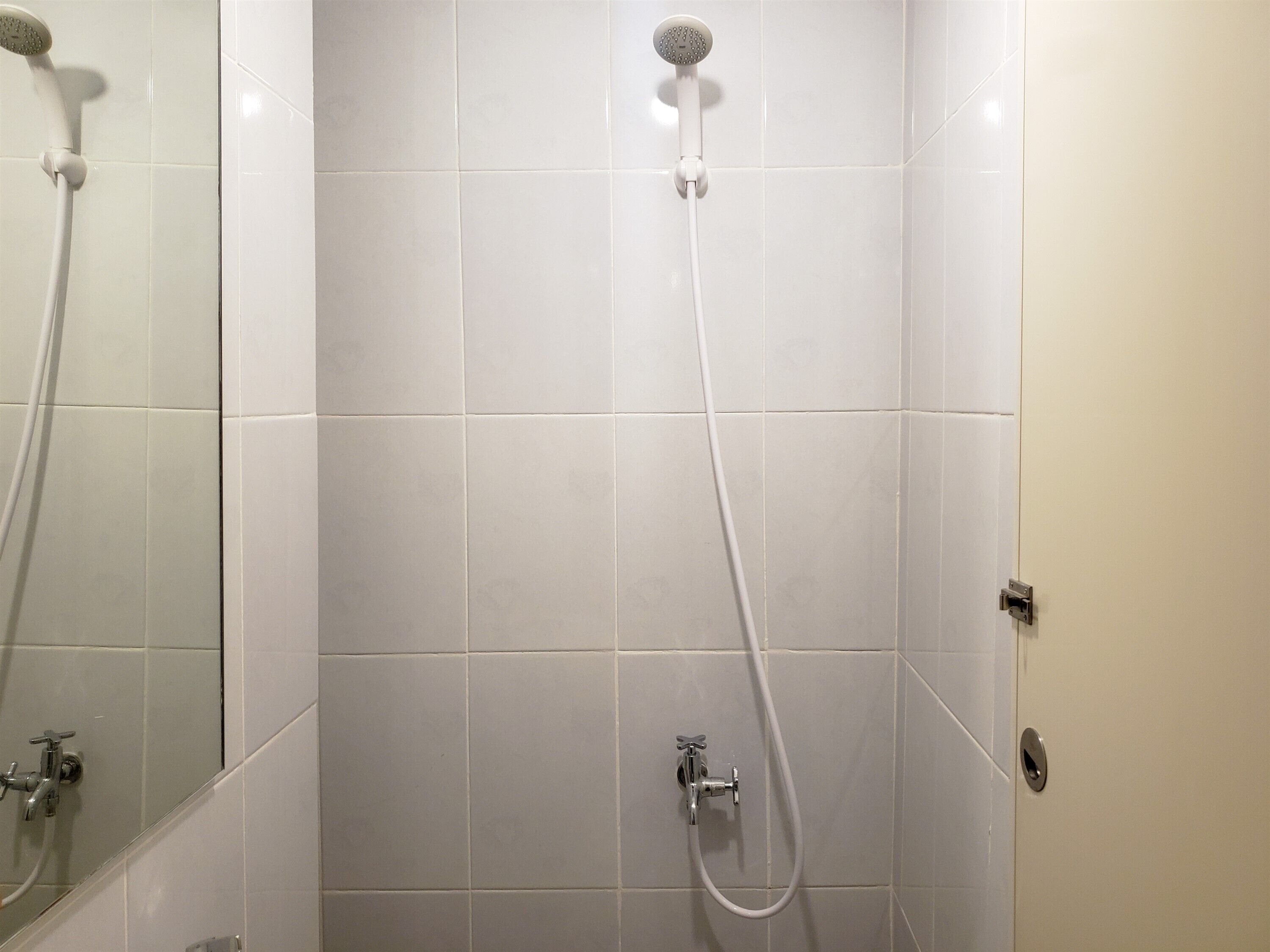 Studio, 1 Queen Bed | Bathroom | Shower, free toiletries, towels