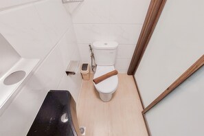 Studio, 1 grand lit | Salle de bain | Douche, articles de toilette gratuits, serviettes fournies, shampoing