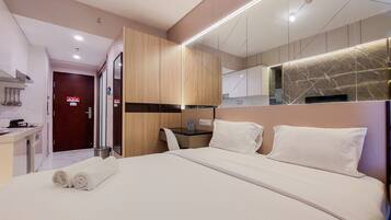 Studio, 1 Queen Bed | Individually decorated, individually furnished, bed sheets