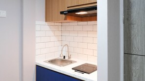 Apartment | Private kitchen | Fridge, cookware/dishes/utensils