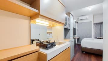 Tủ lạnh, bếp nấu, ấm điện, dụng cụ nấu nướng/bát dĩa/dao nĩa
