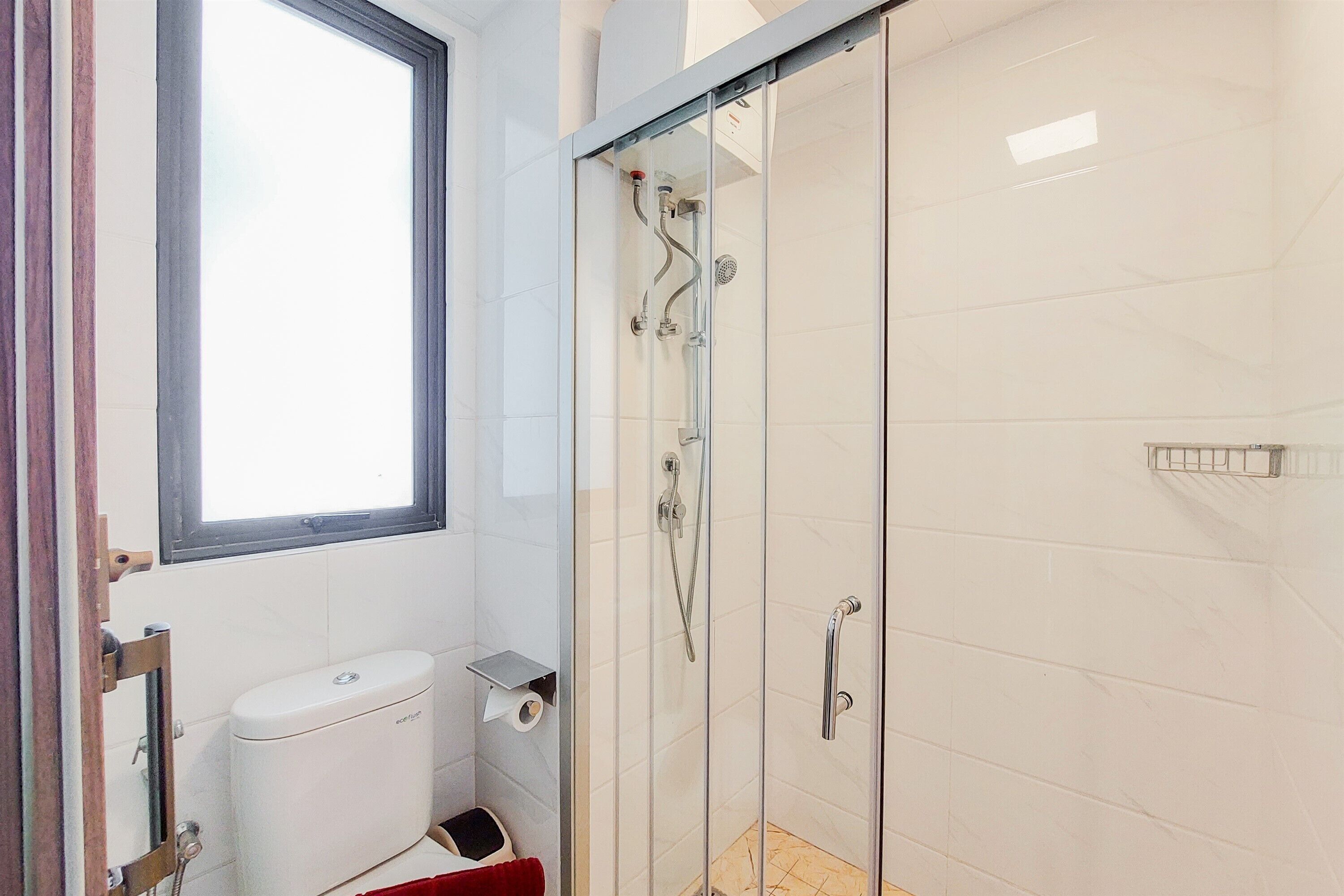 Appartement, 2 chambres | Salle de bain | Douche, articles de toilette gratuits, serviettes fournies, shampoing