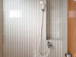 Apartment | Badezimmer | Dusche, kostenlose Toilettenartikel, Handtücher