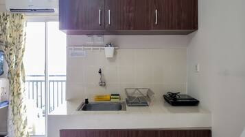 Apartemen | Dapur pribadi | Lemari es dan peralatan masak/sendok-piring