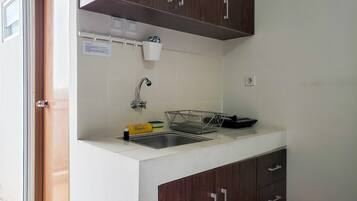 Lemari es dan peralatan masak/sendok-piring