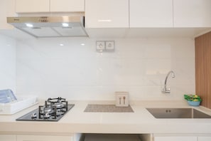 Apartamento | Cozinha privada | Geladeira, talheres/pratos/utensílios de cozinha