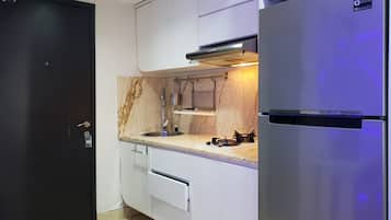 Apartment, 2 Bedrooms | Private kitchen | Fridge, cookware/dishes/utensils