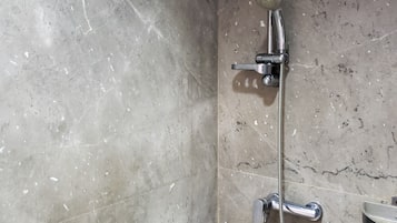 Lägenhet - 2 sovrum | Badrum | Dusch, gratis toalettartiklar och handdukar