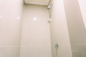 Apartment | Badezimmer | Dusche, kostenlose Toilettenartikel, Handtücher