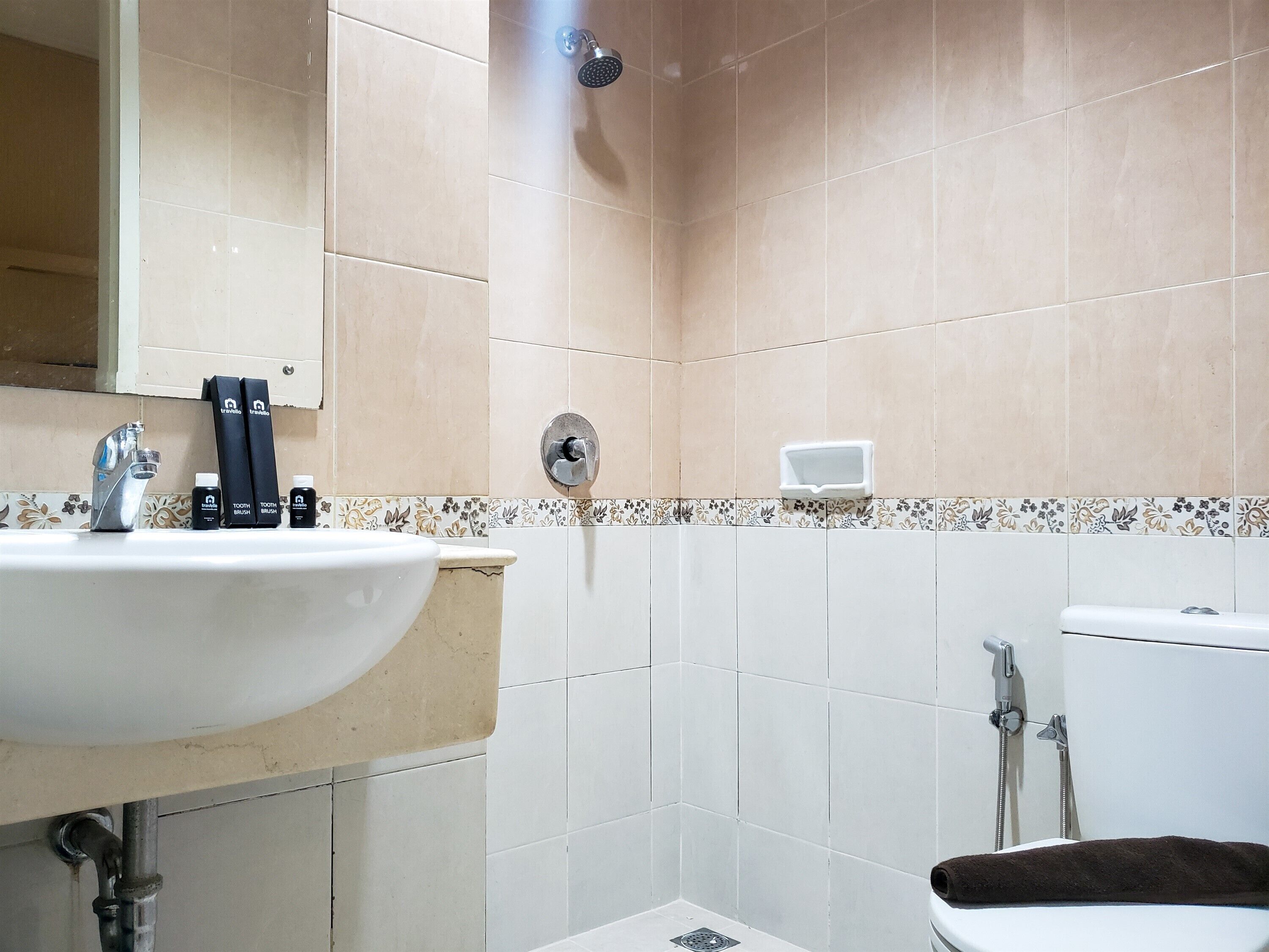 Apartment, 1 Bedroom | Bathroom | Shower, free toiletries, towels, shampoo