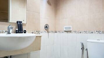 Apartment, 1 Bedroom | Bathroom | Shower, free toiletries, towels, shampoo