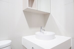 Apartamento, 2 habitaciones | Baño | Ducha, artículos de higiene personal gratuitos y toallas