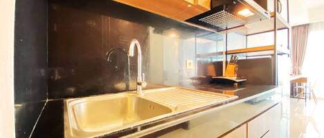 Apartemen | Dapur pribadi | Lemari es, microwave, kompor, dan ketel listrik