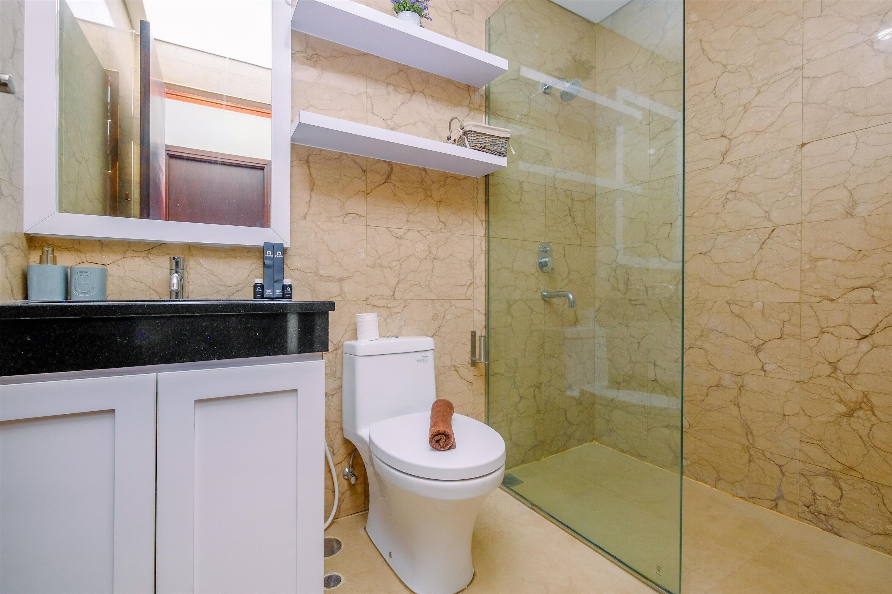 Apartamento, 2 quartos | Banheiro | Chuveiro, produtos de toalete grátis, toalhas de banho 