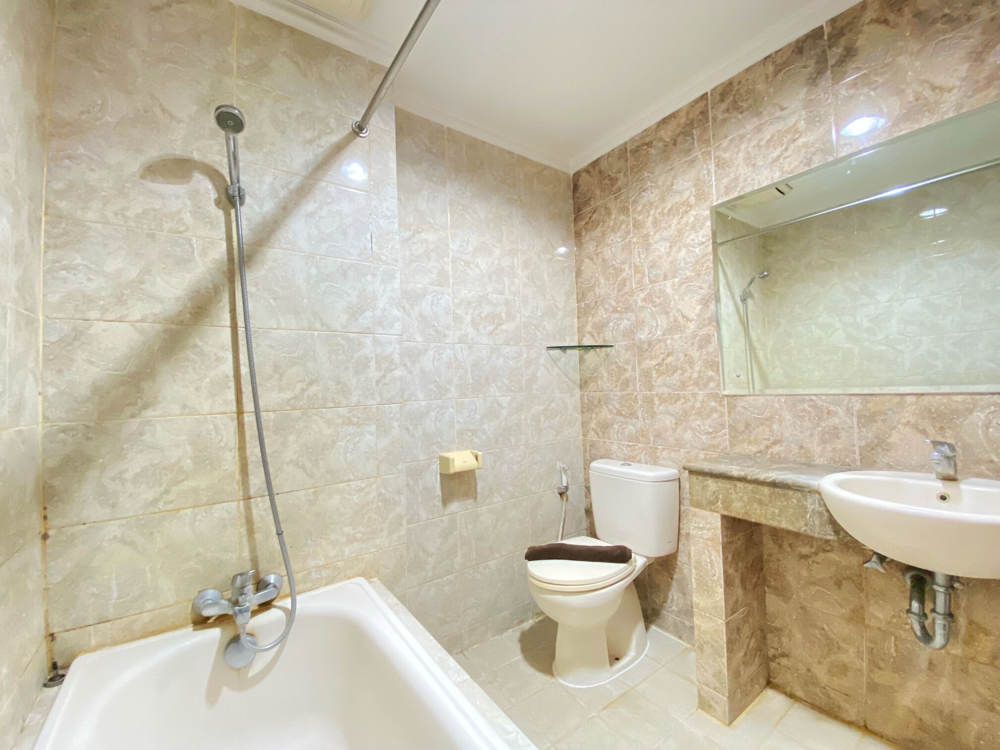 Un bagno con vasca, water e lavandino.