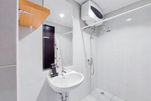 Apartment | Bathroom | Shower, free toiletries, towels