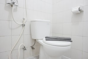 Appartement | Salle de bain | Douche, articles de toilette gratuits, serviettes fournies