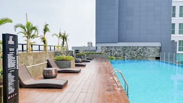 Hồ bơi ngoài trời