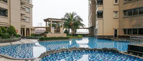 Una piscina al aire libre