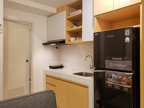 Apartment, 2 Bedrooms | Private kitchen | Fridge, cookware/dishes/utensils
