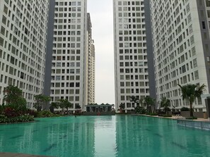 Una piscina al aire libre