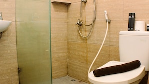 Appartement | Salle de bain | Douche, articles de toilette gratuits, serviettes fournies