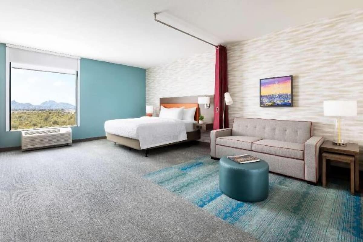 Escrivaninha, espaço de trabalho para notebook, cortinas blackout