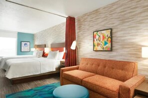 Escrivaninha, espaço de trabalho para notebook, cortinas blackout