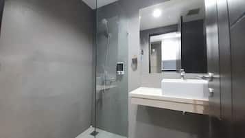Appartamento, 1 camera da letto | Bagno | Doccia, set di cortesia gratuito, asciugamani